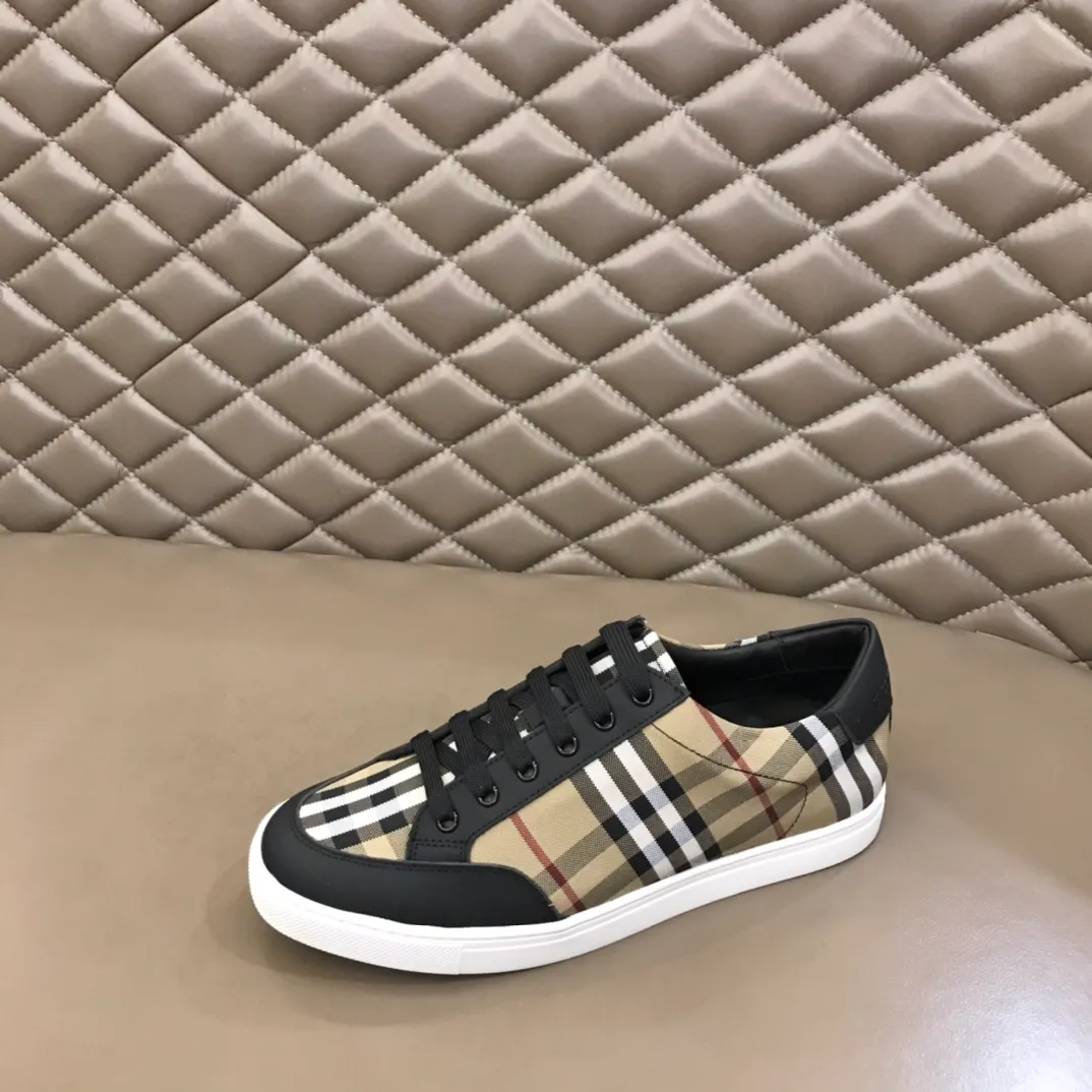 p360 "BURBERR*" men's classic low-top sneakers are reinterpreted in Vintage checkered cotton and matte calfskin, decorated with a new brand logo. First-layer sheepskin lining, embossed Burberry logo on the heel, and original TPU outsole! Size: 38-44
